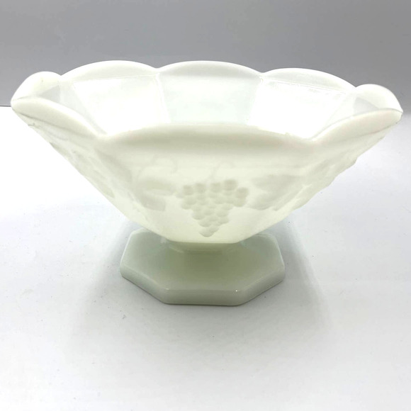 Vintage White Milk Glass Grapes Leaves Serving Decorative Pedestal Bowl - Picture 1 of 8